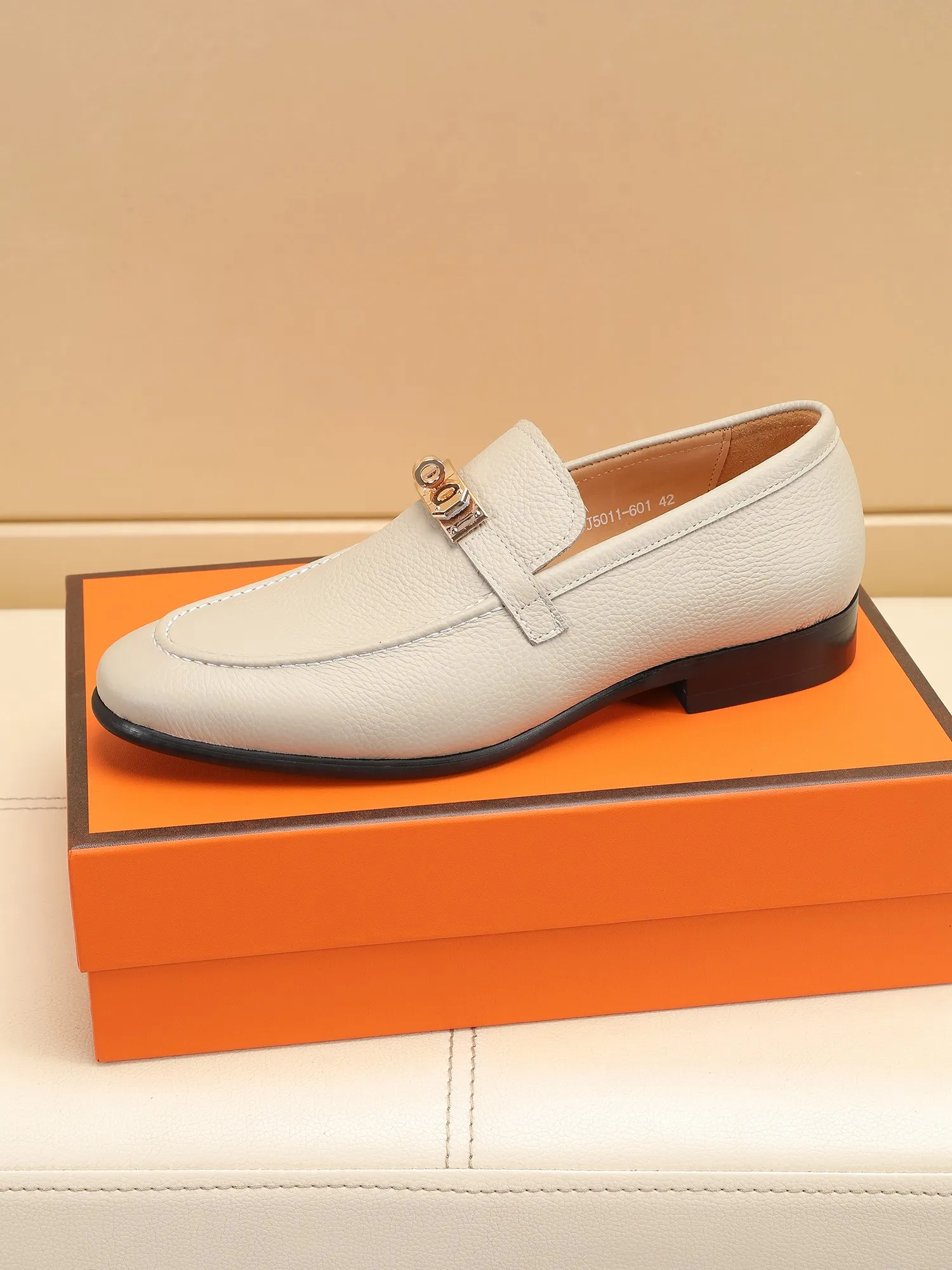 Factory price 440💶[HERMES] (cowhide lining)🍀Italian top luxury🍀He does not pursue novel styles and gorgeous colors, but attracts the favor of successful men with his flawless, elegant and classic style! This very, very comfortable, simple and stable style makes it easy to match any style! The pattern is absolutely 1:1 refined from the original case, and we strive for excellence in materials, imported cowhide + cowhide lining💪💪💪extraordinary texture👍! .Code number: 39 to 44 (38.4546 customized)
